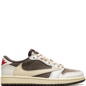 The Air Jordan 1 colourway "Reverse Mocha" designed by Travis Scott and Jordan Brand has finally arrived. This sneaker is crafted from a mix of suede and leather panels in neutral tones - Sail and Ridgerock